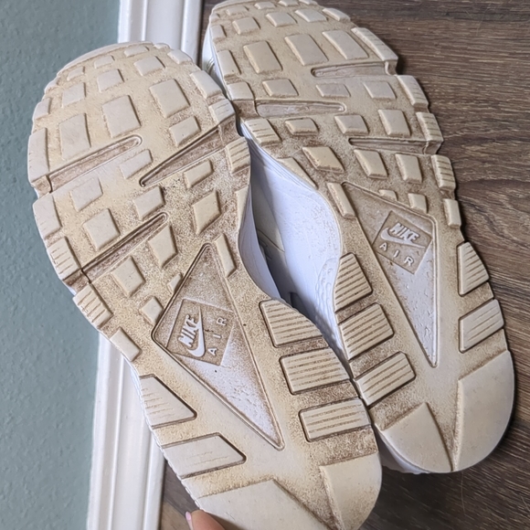 Nike Huarache Shoes white silver leather GUC 9.5 - Picture 3 of 7